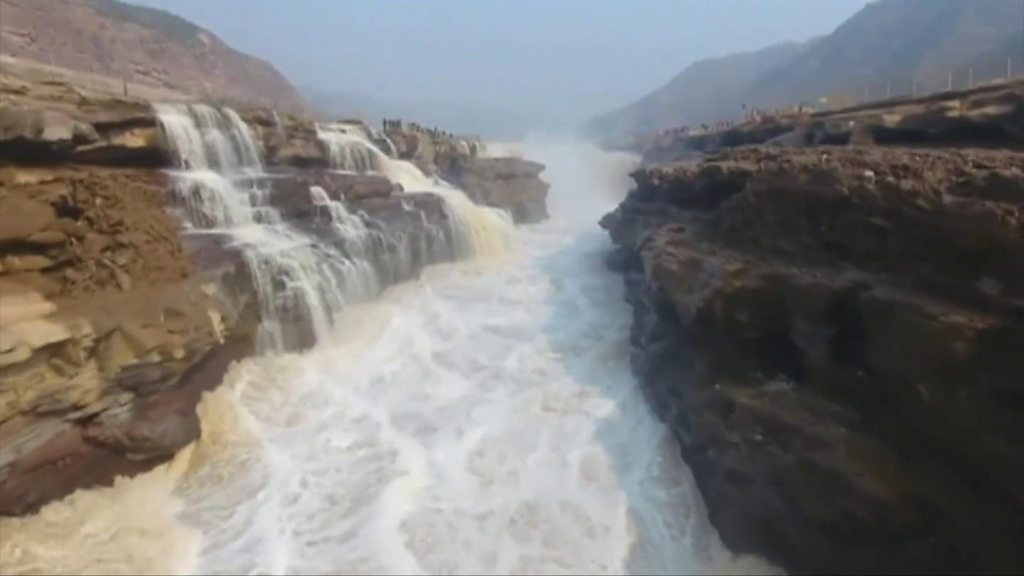 雪解け水で水煙上げる黄河の滝 中国山西省で空撮 - BBCニュース
