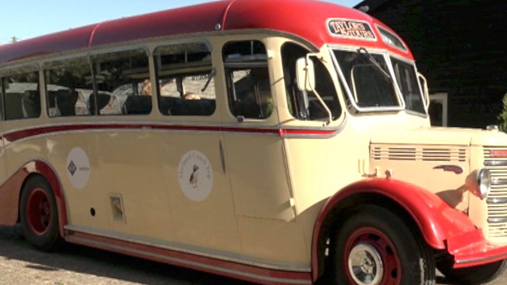 Vintage 1950s Bedford coach to return to Shetland - BBC News