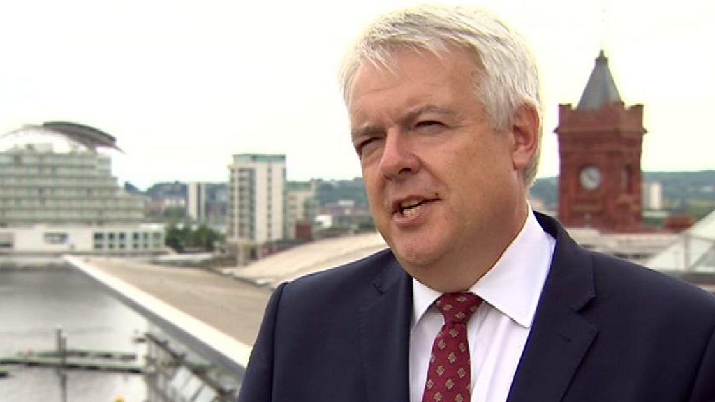 Carwyn Jones: May yn 'prynu pleidleisiau' gyda bargen DUP