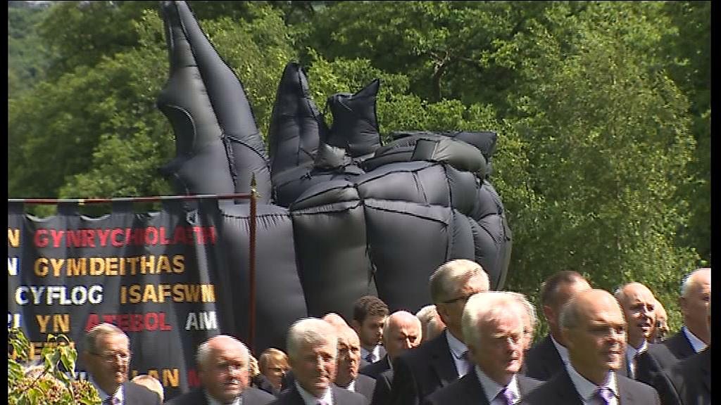 Procession carries new sculpture to Penrhyn Castle