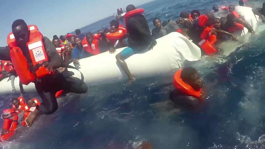 Las imágenes del dramático rescate de un bote de goma cargado de migrantes  cuando se hundía en el Mediterráneo - BBC News Mundo