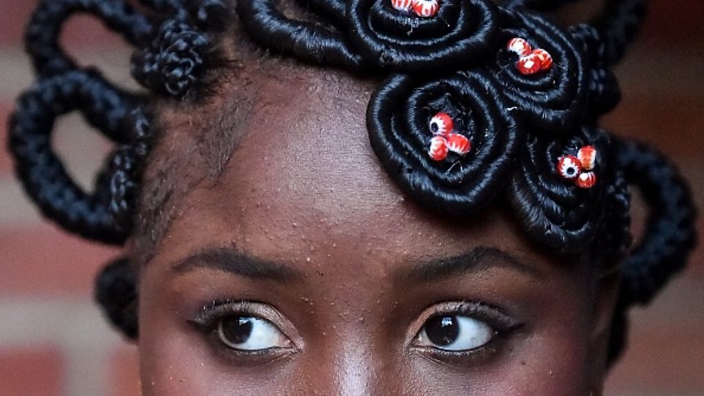 Une Femme Anxieuse D'âge Moyen Aux Cheveux Chauves De L'origine Ethnique  Africaine, Vêtue D'une Tenue De Data Scientist, Pose Dans Une Coiffure  Brossée à La Main Sur Un Fond Jaune Pastel.