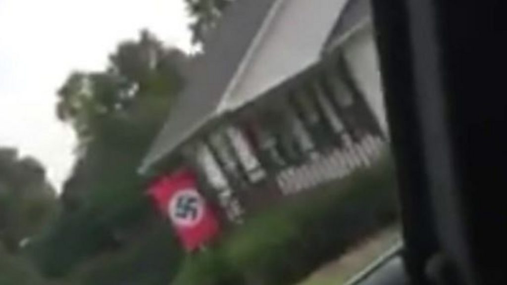 なんでナチスの旗を掲げてるの 隣人に尋ねてみたところ cニュース