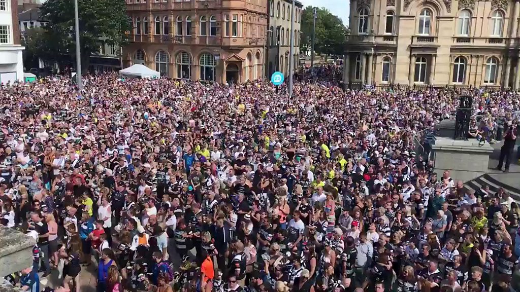 Hull FC fans fill city for Challenge Cup victory parade - BBC News