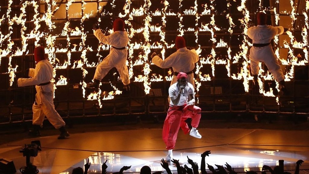 MTV VMAs: Kendrick Lamar dominates as awards show gets political - BBC News