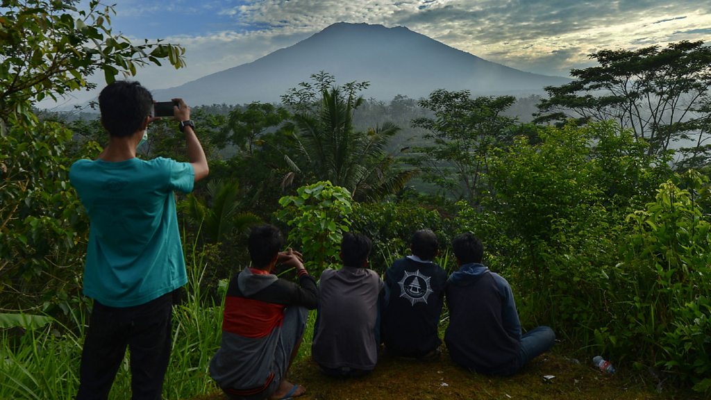 Bali volcano unnerves towns