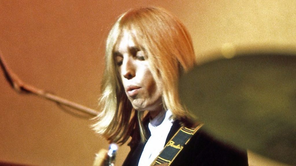 米ロックミュージシャン、トム・ペティさんが自宅で急死 - BBCニュース