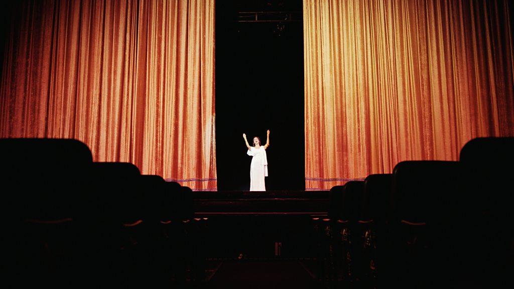 هل يمكن لمغنية أوبرا Opera Singer أن تكسر الزجاج Break Glass بصوتها