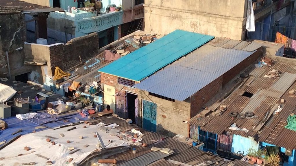 How recycled roofs are transforming homes in slums - BBC News