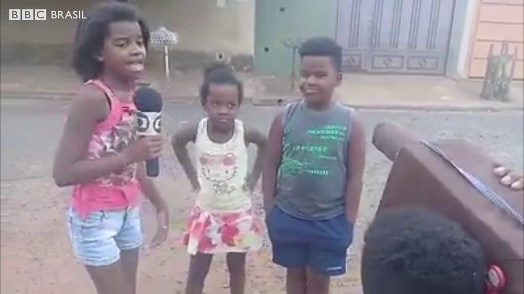 Menina de 11 anos viraliza com reportagens de brincadeira para denunciar problemas da periferia