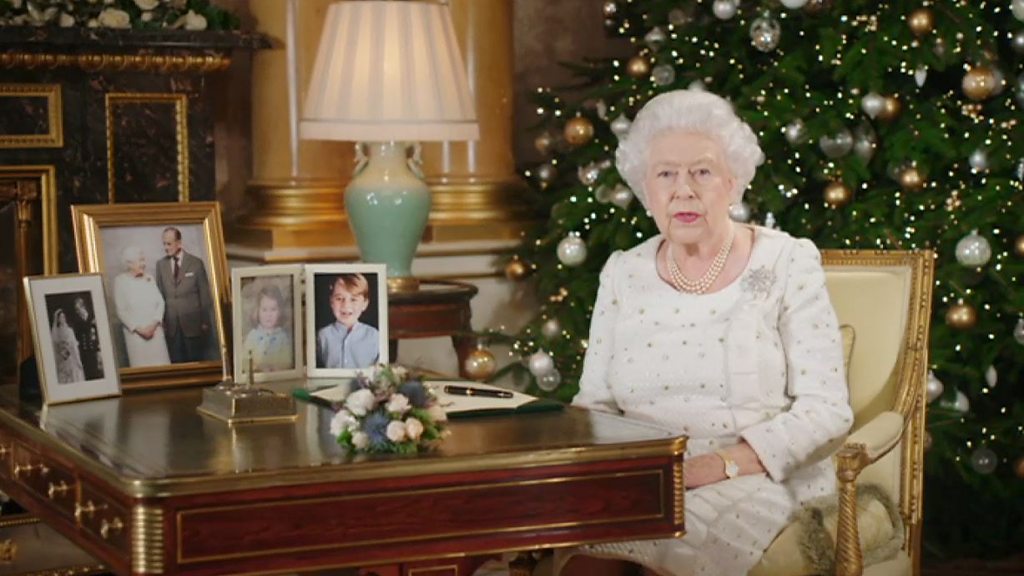 1914年製 アンティーク 英国王女プリンセス・メアリーから贈られたクリスマス缶 初のテレビ放送から60年 英女王のクリスマス・メッセージ - BBCニュース