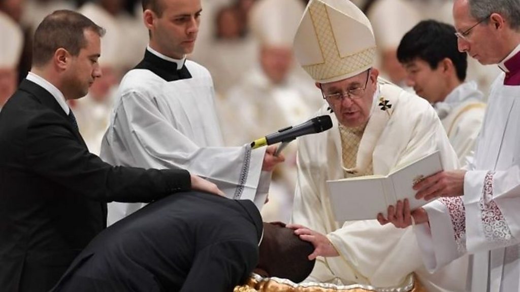 ローマ法王、イタリアの「移民の英雄」を洗礼 - BBCニュース