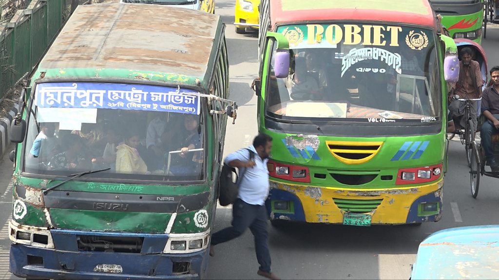 Gozal osiyolik ayolning porno suratlari becerildi Stol ostida mushukni yalash