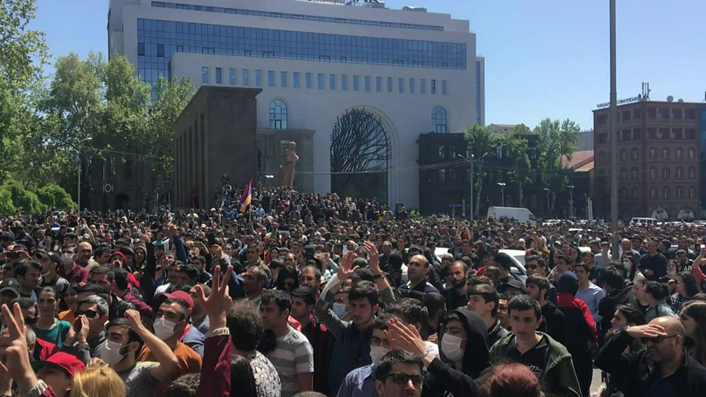 New Armenia PM sworn in despite protests