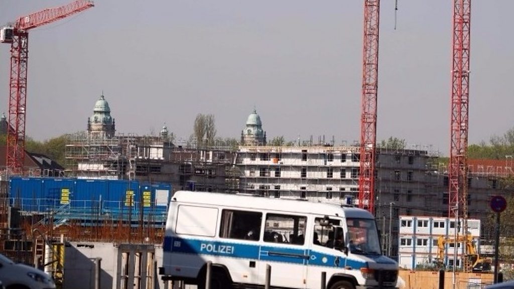 Berlin Police Defuse Ww2 Bomb After Mass Evacuation Bbc News