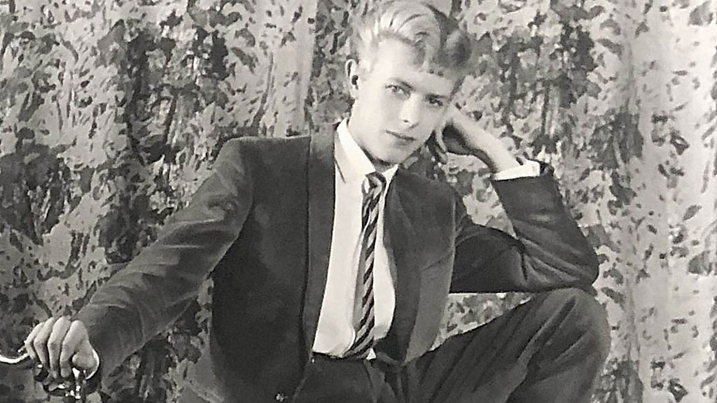 デイビッド・ボウイ16歳、初のデモテープが「古いパンのかご」に - BBC