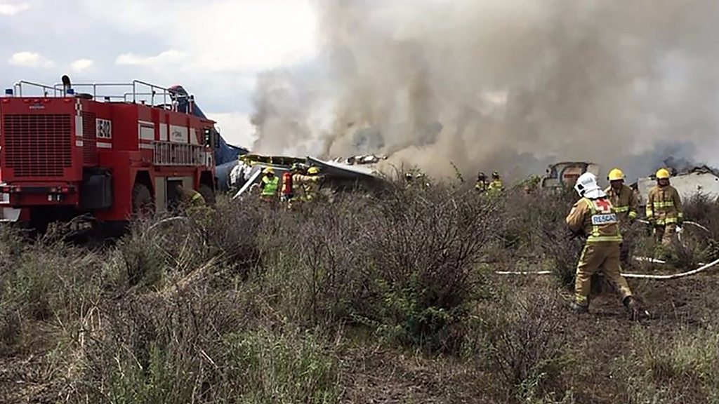 Plane crashes in Mexico, everyone survives