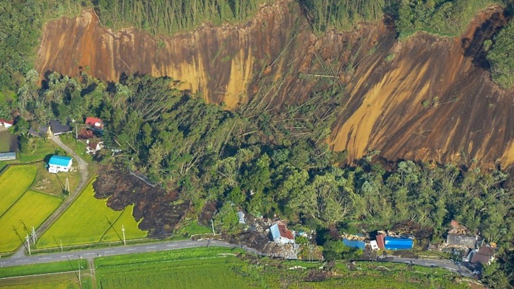 横揺れの地震 Rolling Earthquake Powerful Japan quake sets off landslide, minor injuries (Update)