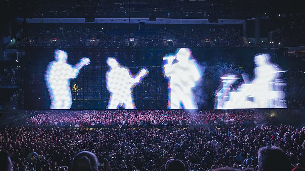 How U2's technology is changing concerts for the better - BBC News