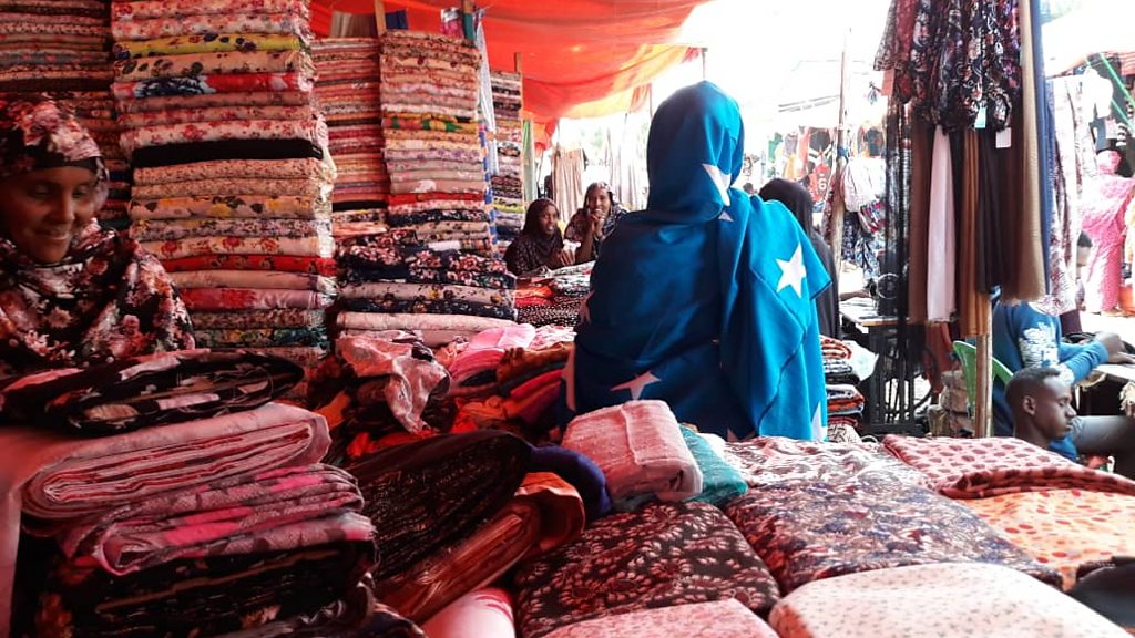 Yigit olatni erkakning eshagiga tiqadi Jinsiy pozitsiyalar