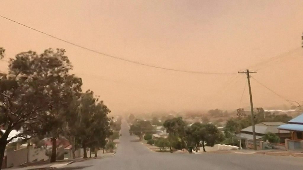 Giant dust storm sweeps across Australia