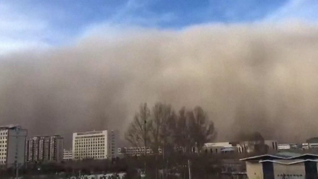 Моторошна картина: піщана буря суне на місто - BBC News Україна