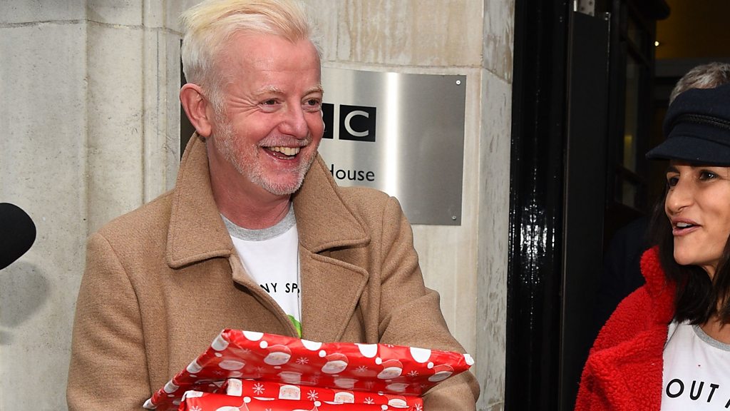 Chris Evans: Radio 2 breakfast DJ bids emotional farewell - BBC News