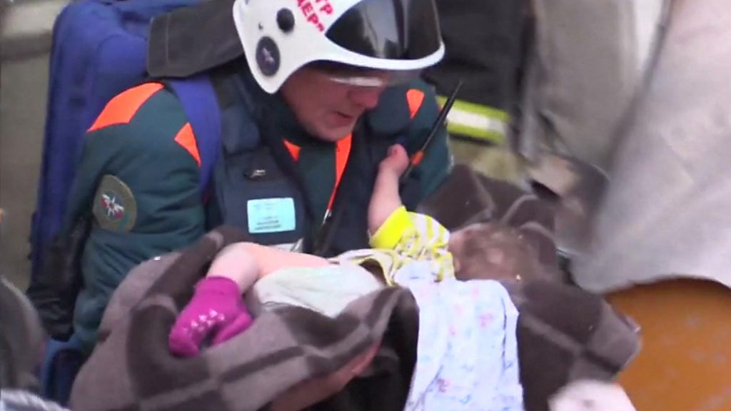 لحظة انقاذ طفل رضيع حي بين أنقاض المبنى المنهار في روسيا Bbc News عربي