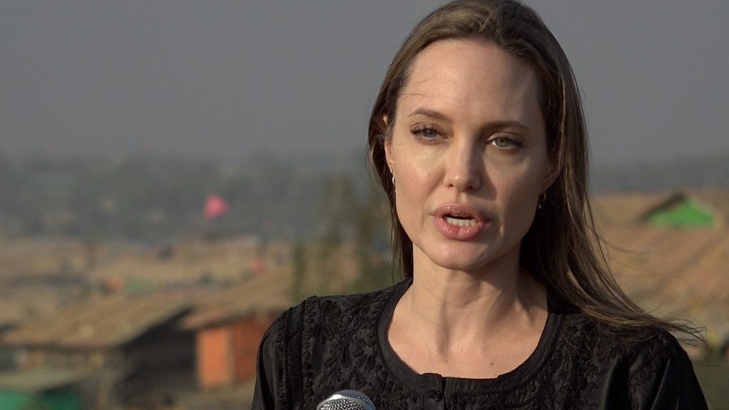 Lezbiyen uning mushuklarini kokraklariga surtadi