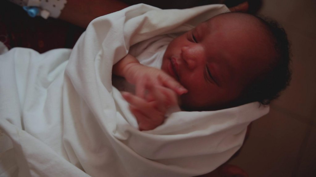 L'histoire de ces femmes traumatisées par l'accouchement - BBC News Afrique