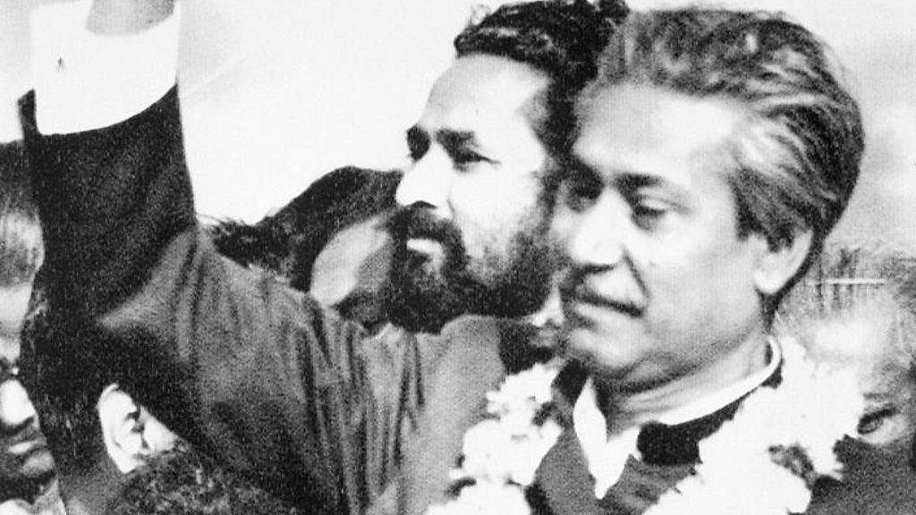 Külotli çorap ichida onlayn jinsiy aloqa film Fat Pinky veb-kamera linzalari uchun teshiklarini korsatadi