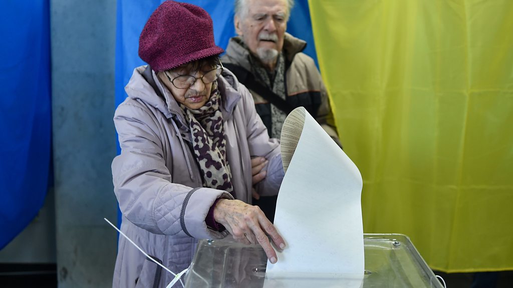 Ukraine votes with TV comedian favourite