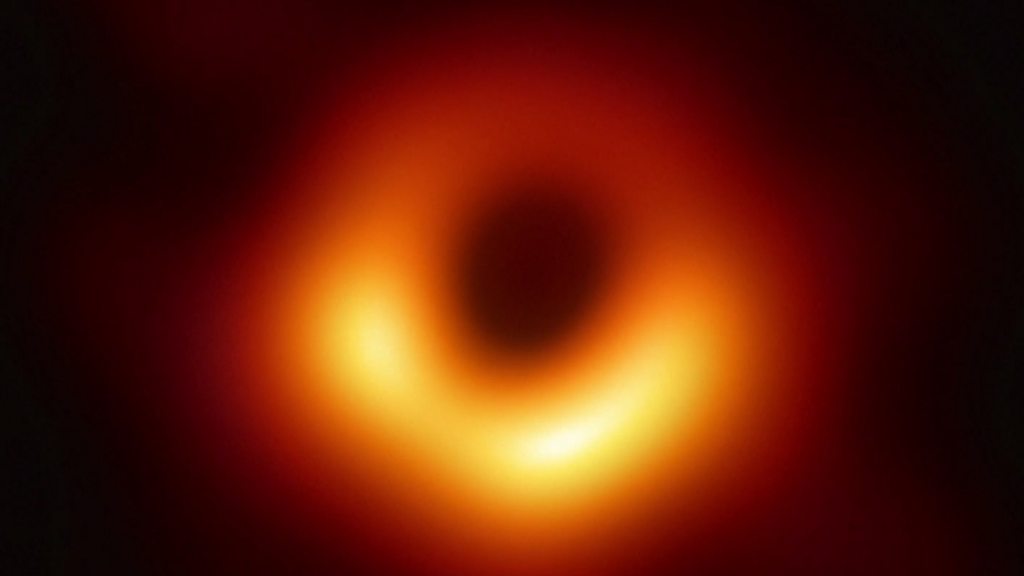 en términos de Sur emocionante Así es la primera foto de un agujero negro, captada por el Event Horizon  Telescope: "Un absoluto monstruo" tres millones de veces más grande que la  Tierra - BBC News Mundo