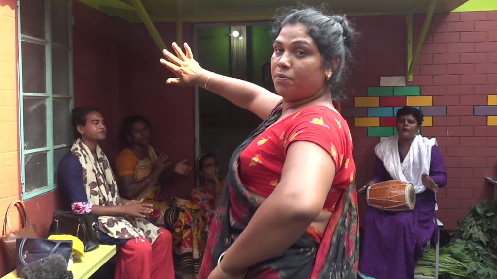 Yaqindan olingan videoda klitorini korsatdi