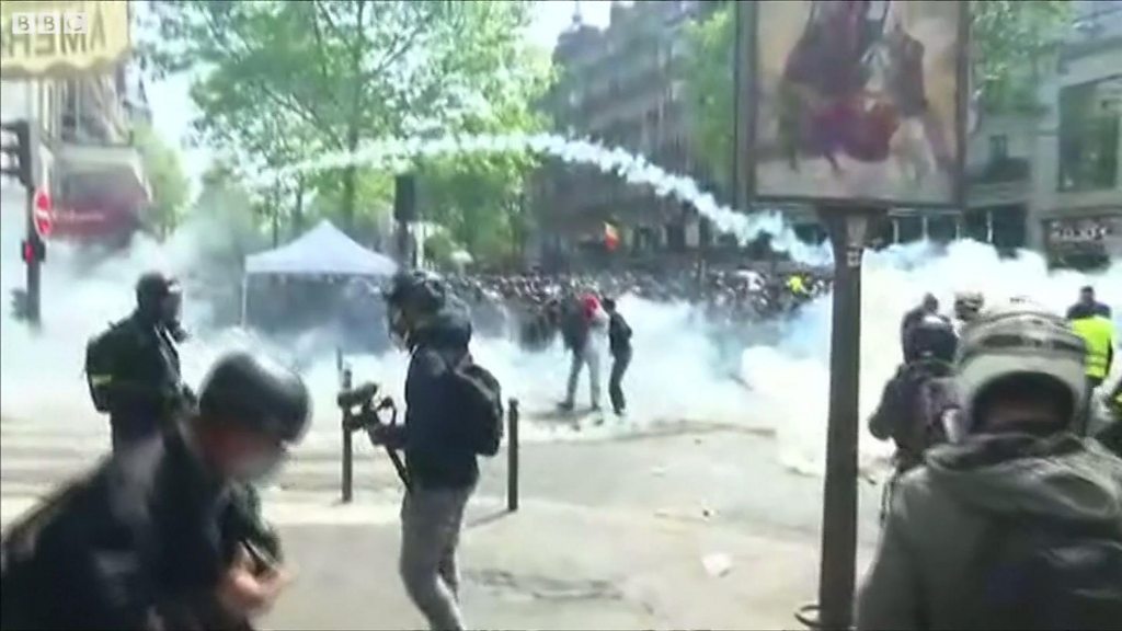 Cảnh sát đụng độ với người biểu tình tại Paris ngày 01/05 - BBC News Tiếng  Việt