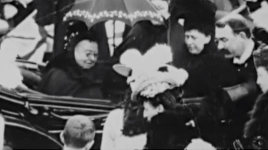 ヴィクトリア女王の映像発見、サングラスかけ笑顔も 1900年 - BBCニュース