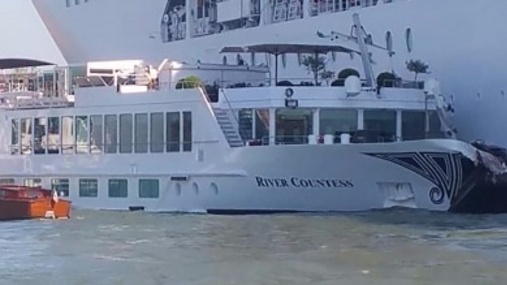 Venice crash reignites cruise ship row