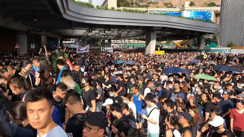 Hong Kong extradition protests: Thousands join Kowloon march