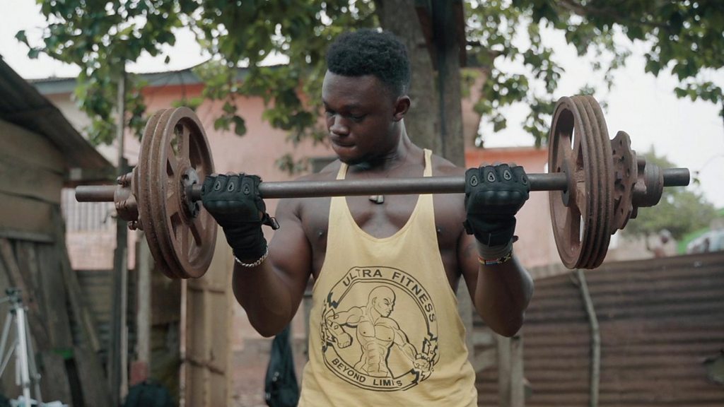 homme de sport africain musclé fort faisant de l'exercice en poids avec  haltère dans la salle de fitness de la salle de sport. musculation sport  homme fitness concept. 11875734 Photo de stock