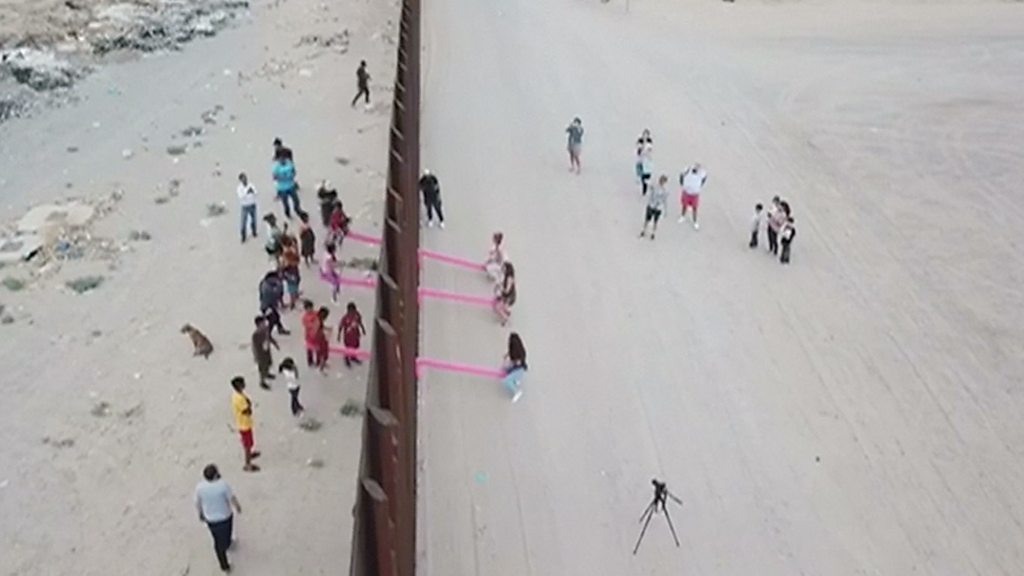 В Заборе На Границе Сша И Мексики Установили Качели - Bbc News Русская  Служба