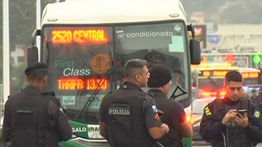 Police shoot dead Rio bus hijacker