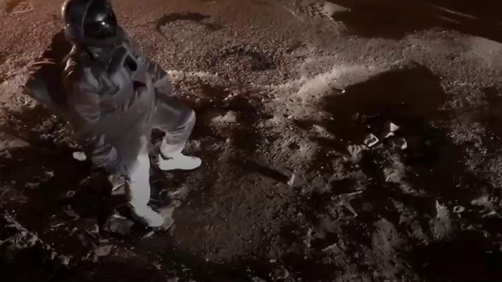 Bangalore 'astronaut' stunt sees potholes filled - BBC News