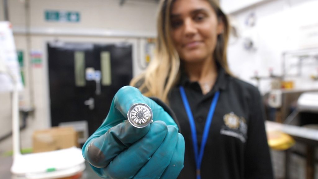 Royal Mint makes jewelry like the people cashless go