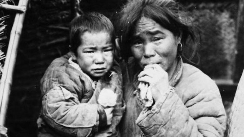 Busty godak ozini moy bilan yoglaydi va silkitadi va jinsiy olatni kokraklari orasiga otkazadi. Mobil telefon orqali VKontakte tarmogida yashirin jinsiy aloqa videosi