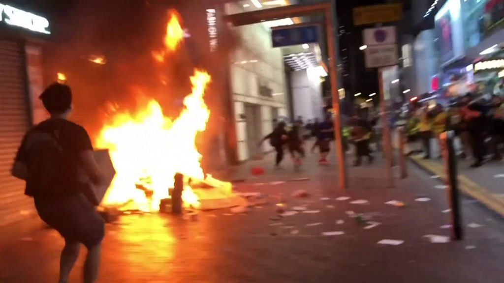 Hong Kong: Transport paralysed in goes against rioters
