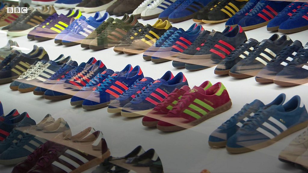Locomotora idiota estilo Bids for limited edition Adidas trainers reach over £40k - BBC News