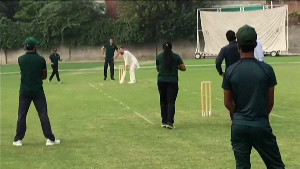 Prince William and Kate bowl over royal fans of Pakistan tour