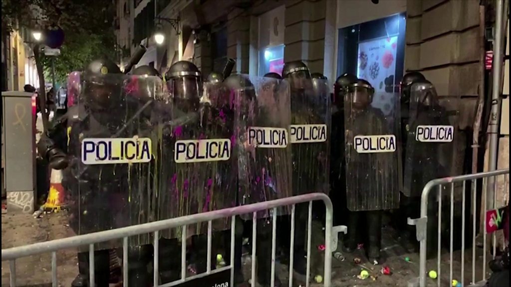 Catalonia crisis: Separatist protest draws 350,000 in Barcelona