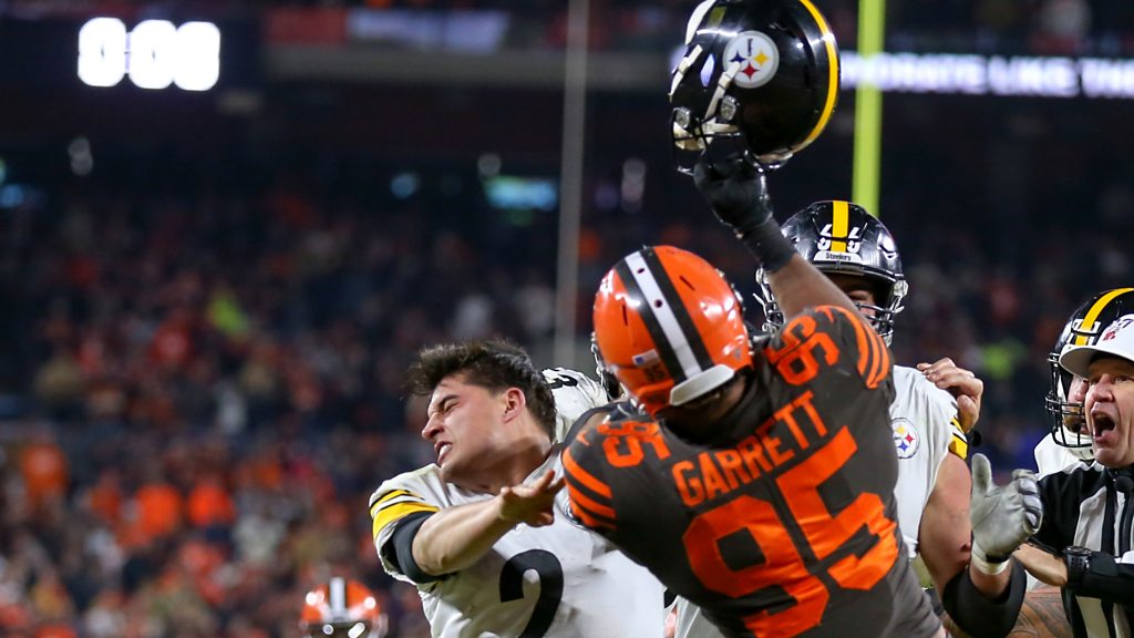 Myles Garrett ejected after assaulting QB Mason Rudolph with