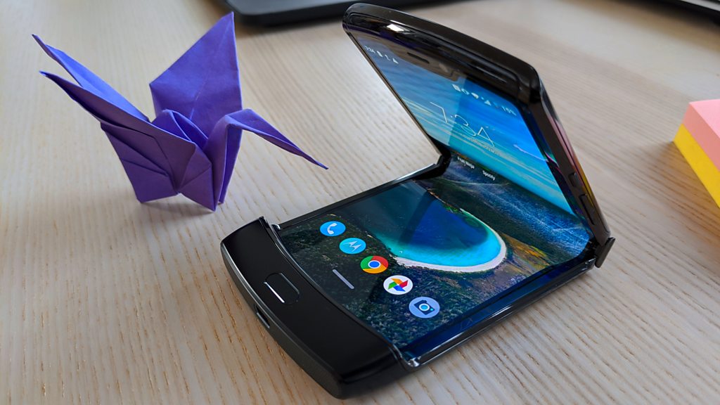 Will 2020 break the curse of the folding phone? - BBC News